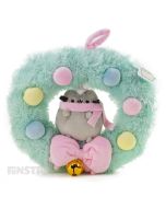 Surrounded by festive baubles, a bow and bell, cozy Pusheen the cat sits sweetly inside this beautiful plush wreath.